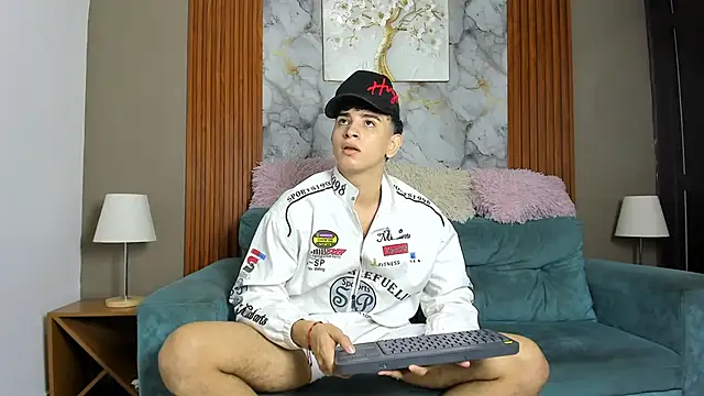 Snapshot of LOVE_GUYS1 chatting on 05.11.26 LOVE GUYS1 online show from 05.11.26