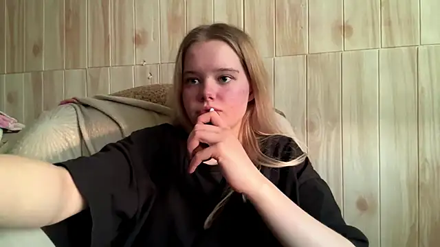 Snapshot of Malinwitch chatting on 06.15.26 Malinwitch online show from 06.15.26