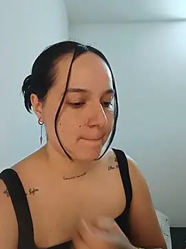 Snapshot of lucyparker_28 chatting on 05.23.26 lucyparker 28 online show from 05.23.26