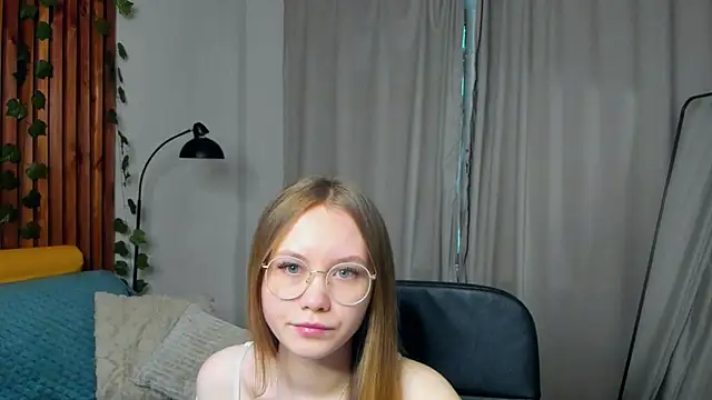 Snapshot of FloraLarsson chatting on 05.14.26 FloraLarsson online show from 05.14.26