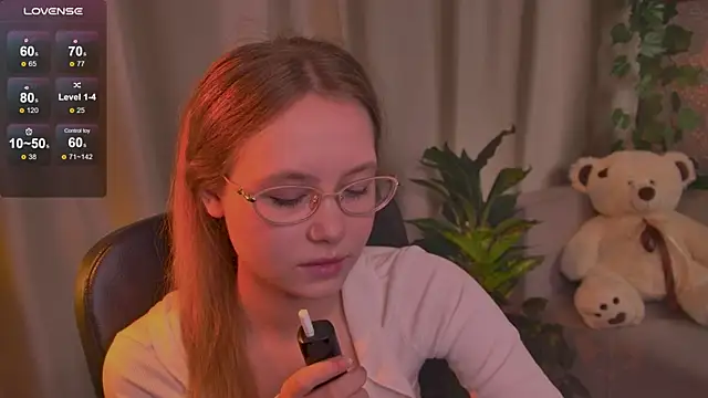 Snapshot of FloraLarsson chatting on 06.05.26 FloraLarsson online show from 06.05.26