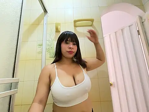Snapshot of luna_silk_ chatting on 06.18.26 luna silk online show from 06.18.26