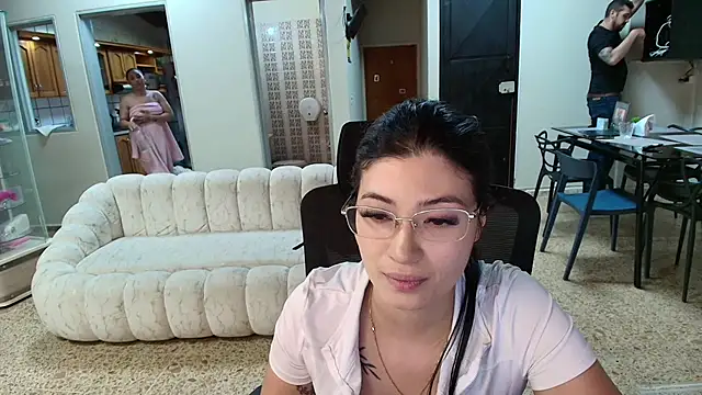 Snapshot of theaPearl chatting on 06.30.26 theaPearl online show from 06.30.26
