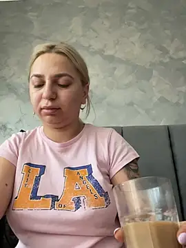 Snapshot of AmandaSnack chatting on 05.27.26 AmandaSnack online show from 05.27.26