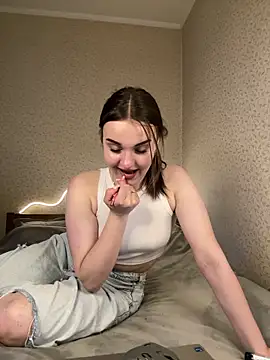 Snapshot of Vyxia chatting on 06.18.26 Vyxia online show from 06.18.26