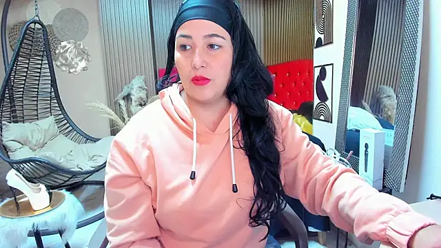 Snapshot of BBWLuxuryMuse chatting on 07.25.26 BBWLuxuryMuse online show from 07.25.26