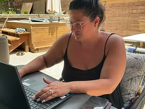 Snapshot of Madamebeton chatting on 06.24.26 Madamebeton online show from 06.24.26