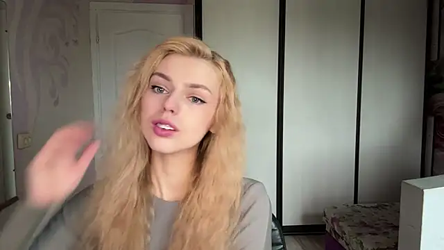 Snapshot of ScarlettRosy chatting on 05.18.26 ScarlettRosy online show from 05.18.26