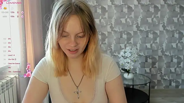 Snapshot of L_aura chatting on 05.09.26 L aura online show from 05.09.26