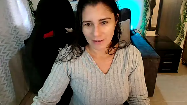 Snapshot of LUCYMILF_SEXY chatting on 06.08.26 LUCYMILF SEXY online show from 06.08.26