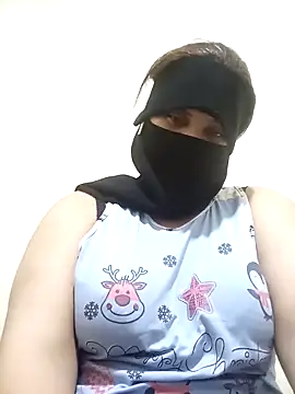 Snapshot of hiba44 chatting on 05.18.26 hiba44 online show from 05.18.26