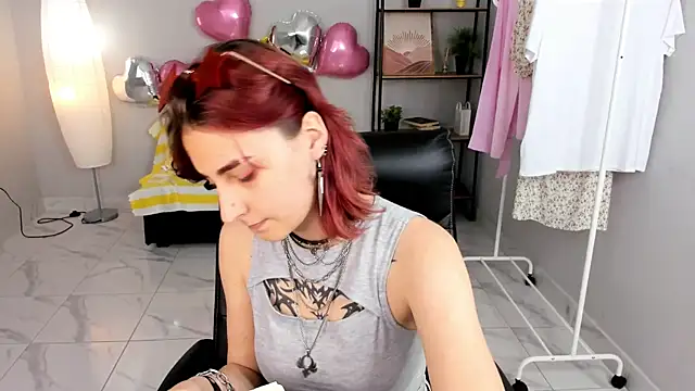 Snapshot of Cruela_Bena chatting on 05.10.26 Cruela Bena online show from 05.10.26