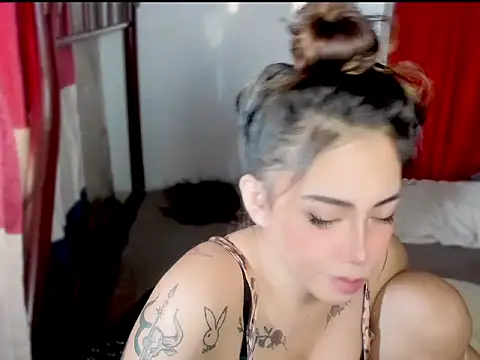 Snapshot of ArianaLore chatting on 07.05.26 ArianaLore online show from 07.05.26