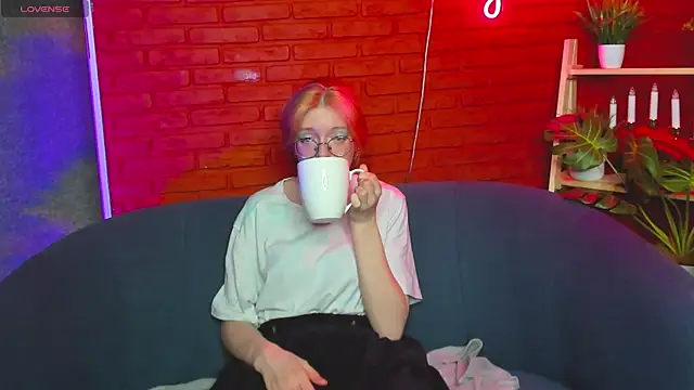 Snapshot of FoxxyyPolly chatting on 05.14.26 FoxxyyPolly online show from 05.14.26