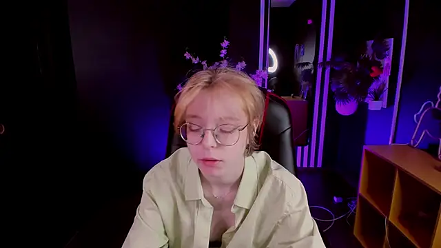 Snapshot of FoxxyyPolly chatting on 05.18.26 FoxxyyPolly online show from 05.18.26