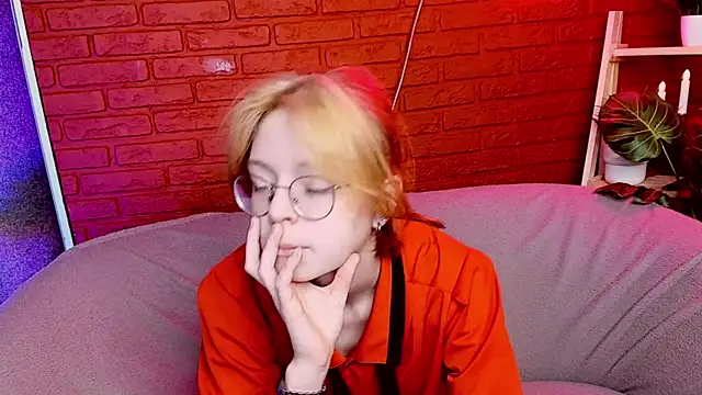 Snapshot of FoxxyyPolly chatting on 05.21.26 FoxxyyPolly online show from 05.21.26