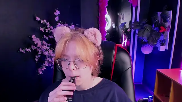 Snapshot of FoxxyyPolly chatting on 05.24.26 FoxxyyPolly online show from 05.24.26