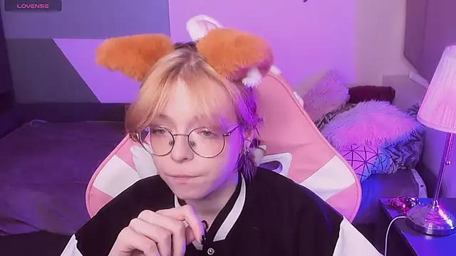 Snapshot of FoxxyyPolly chatting on 05.29.26 FoxxyyPolly online show from 05.29.26