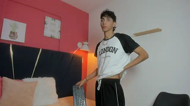 Snapshot of ero_boy40 chatting on 06.19.26 ero boy40 online show from 06.19.26