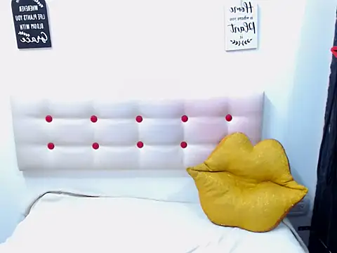 Snapshot of whitneynaugthyxxxx chatting on 06.20.26 whitneynaugthyxxxx online show from 06.20.26