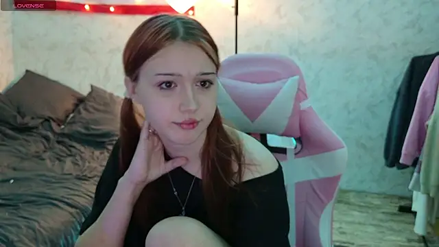 Snapshot of Luvellia chatting on 06.23.26 Luvellia online show from 06.23.26