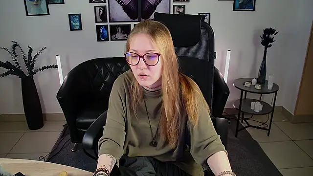 Snapshot of lanafitch chatting on 06.18.26 lanafitch online show from 06.18.26