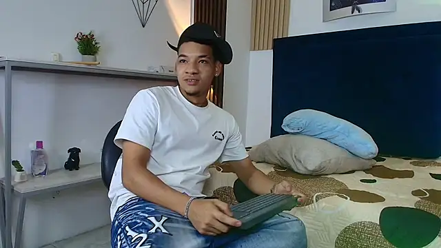 Snapshot of bick_jhonn chatting on 06.22.26 bick jhonn online show from 06.22.26
