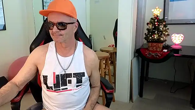 Snapshot of hotdadbod chatting on 12.08.24 hotdadbod online show from 12.08.24