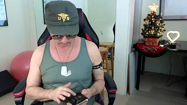 Snapshot of hotdadbod chatting on 12.09.24 hotdadbod online show from 12.09.24