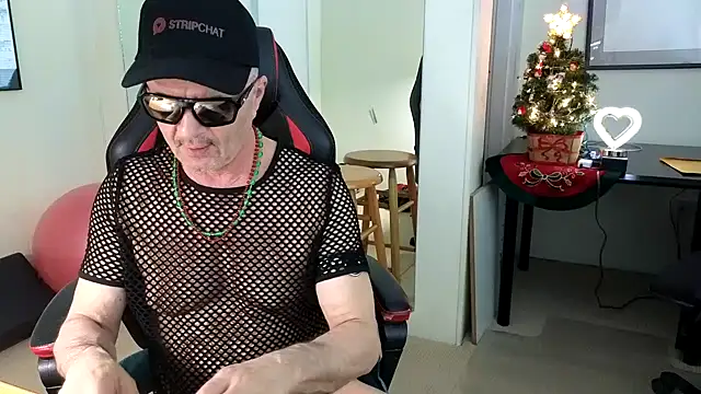 Snapshot of hotdadbod chatting on 12.21.24 hotdadbod online show from 12.21.24