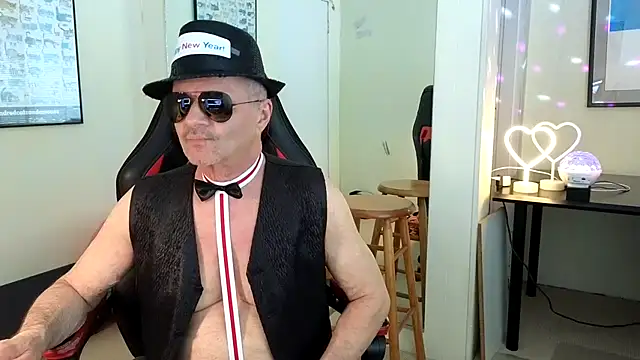 Snapshot of hotdadbod chatting on 01.01.25 hotdadbod online show from 01.01.25