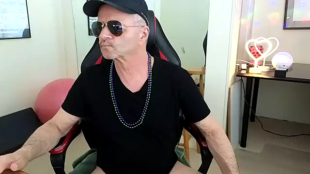 Snapshot of hotdadbod chatting on 01.03.25 hotdadbod online show from 01.03.25