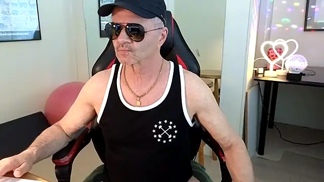 Snapshot of hotdadbod chatting on 01.04.25 hotdadbod online show from 01.04.25