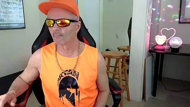 Snapshot of hotdadbod chatting on 01.06.25 hotdadbod online show from 01.06.25