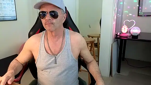 Snapshot of hotdadbod chatting on 01.08.25 hotdadbod online show from 01.08.25