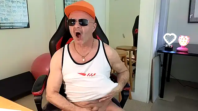 Snapshot of hotdadbod chatting on 01.17.25 hotdadbod online show from 01.17.25
