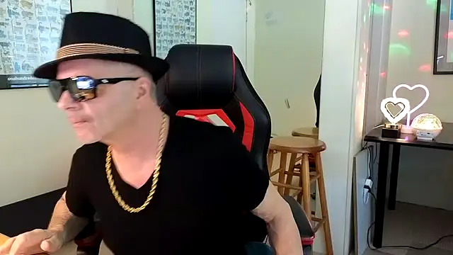 Snapshot of hotdadbod chatting on 01.20.25 hotdadbod online show from 01.20.25