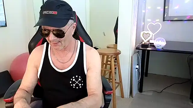 Snapshot of hotdadbod chatting on 01.27.25 hotdadbod online show from 01.27.25