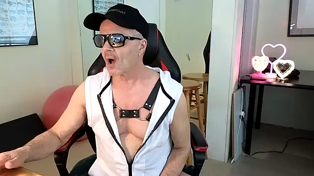 Snapshot of hotdadbod chatting on 02.01.25 hotdadbod online show from 02.01.25