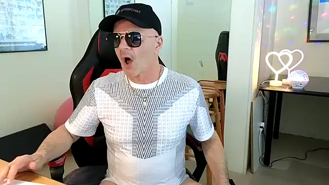 Snapshot of hotdadbod chatting on 02.09.25 hotdadbod online show from 02.09.25