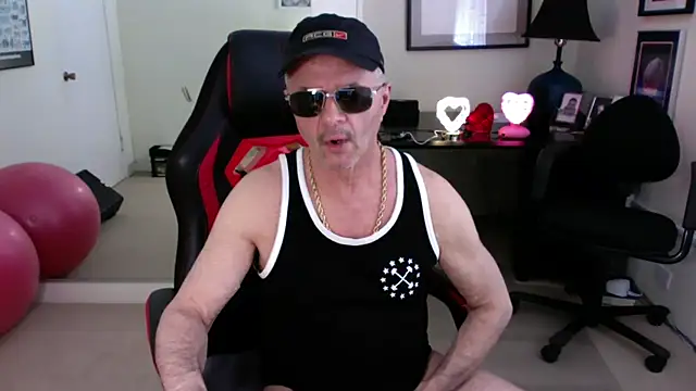 Snapshot of hotdadbod chatting on 02.25.25 hotdadbod online show from 02.25.25