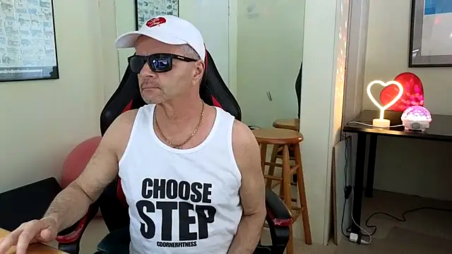 Snapshot of hotdadbod chatting on 03.03.25 hotdadbod online show from 03.03.25