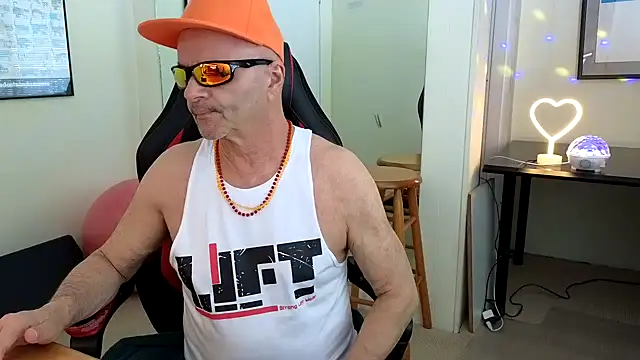 Snapshot of hotdadbod chatting on 03.07.25 hotdadbod online show from 03.07.25