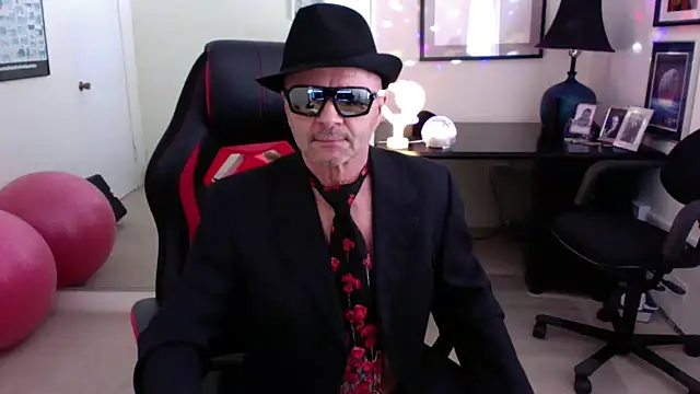 Snapshot of hotdadbod chatting on 03.09.25 hotdadbod online show from 03.09.25