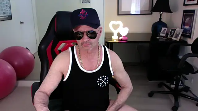 Snapshot of hotdadbod chatting on 03.12.25 hotdadbod online show from 03.12.25