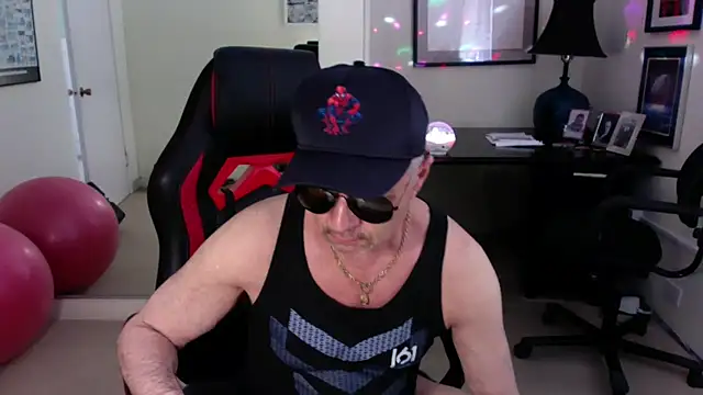 Snapshot of hotdadbod chatting on 03.18.25 hotdadbod online show from 03.18.25