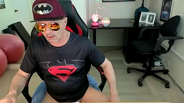 Snapshot of hotdadbod chatting on 09.08.25 hotdadbod online show from 09.08.25