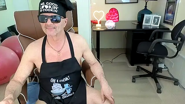Snapshot of hotdadbod chatting on 10.07.25 hotdadbod online show from 10.07.25