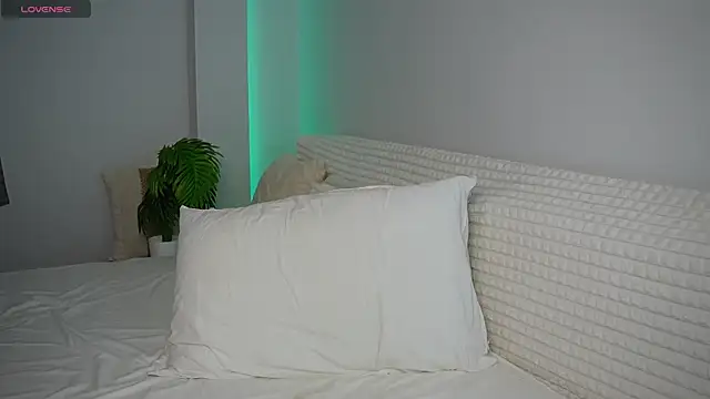 Snapshot of urblonde chatting on 12.21.25 urblonde online show from 12.21.25