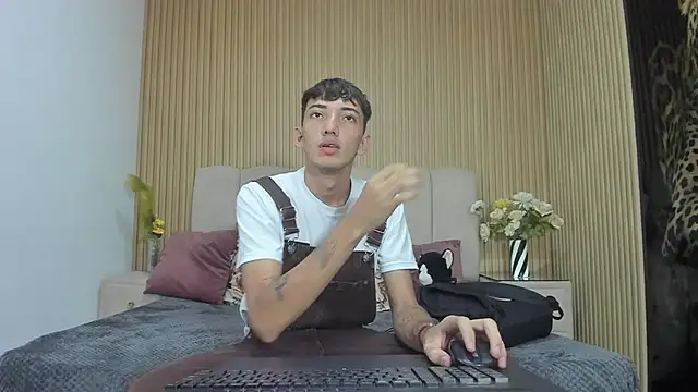Snapshot of MichaelVasquex chatting on 05.27.26 MichaelVasquex online show from 05.27.26